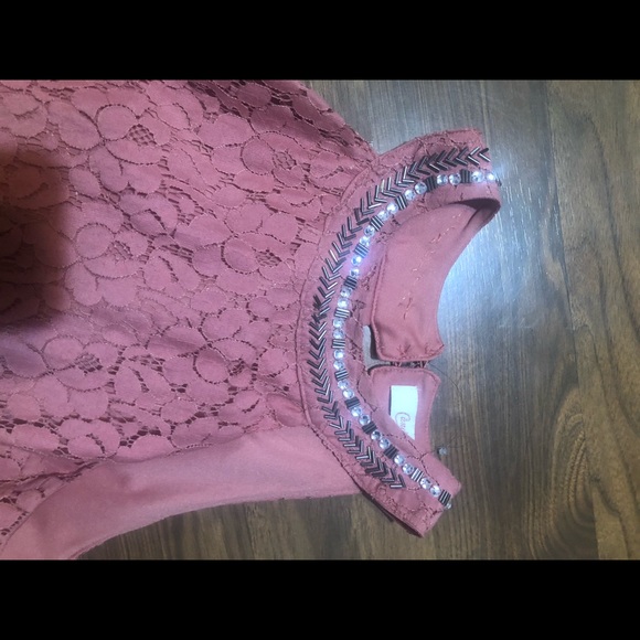 Mauve colored dress with collared details - Picture 3 of 3